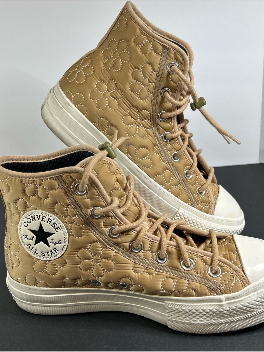 Converse Chuck Taylor size 8 high top epic dune quilted shoes